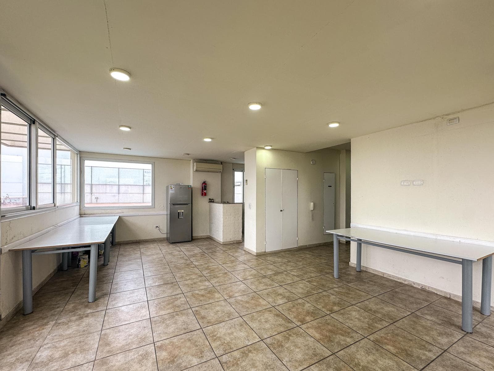 3-bedroom apartment with 2 parking spaces and a view of the river