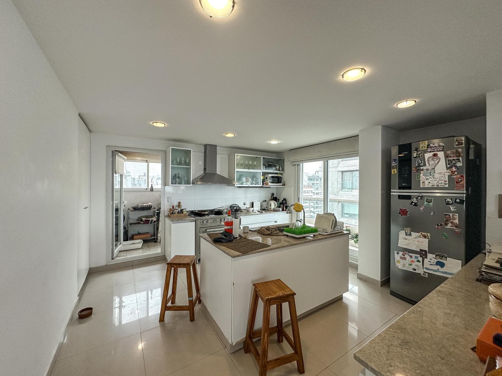 3-bedroom apartment with 2 parking spaces and a view of the river