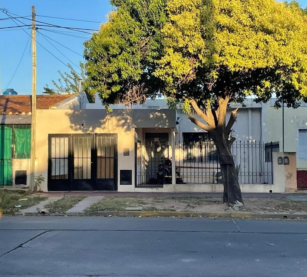 HOUSE FOR SALE + APARTMENT ON AV. VIVES