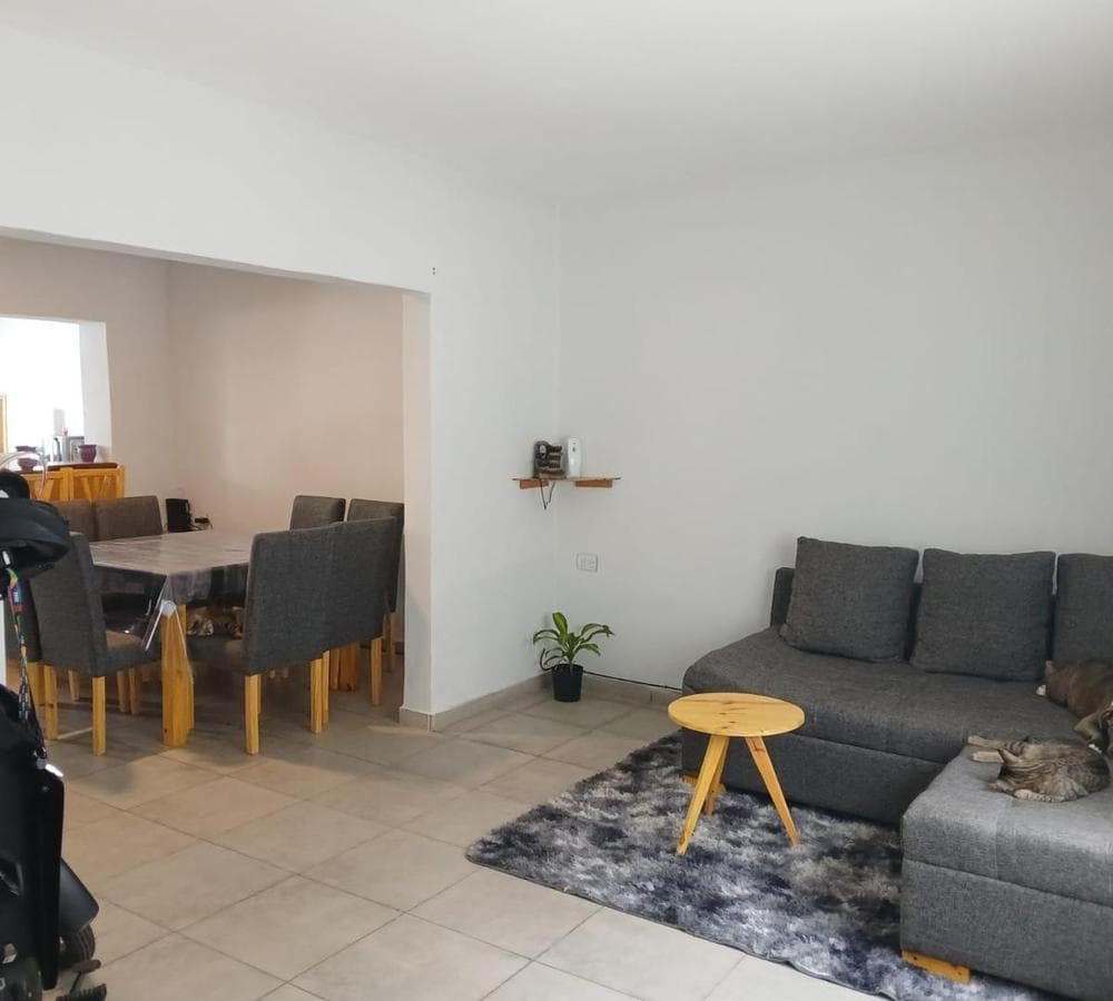 HOUSE FOR SALE + APARTMENT ON AV. VIVES
