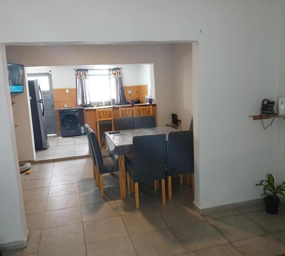 HOUSE FOR SALE + APARTMENT ON AV. VIVES