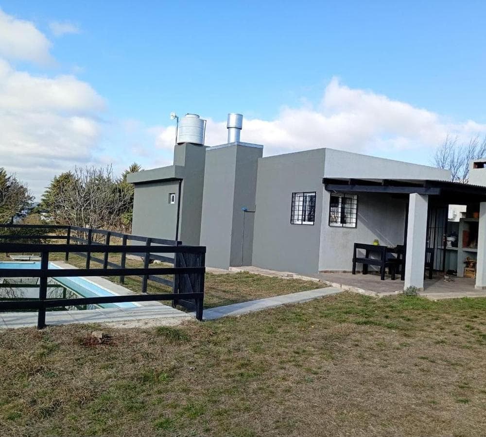 FINANCIO - TWO-BEDROOM HOUSE WITH A POOL - JUST A FEW METERS FROM THE LAKE