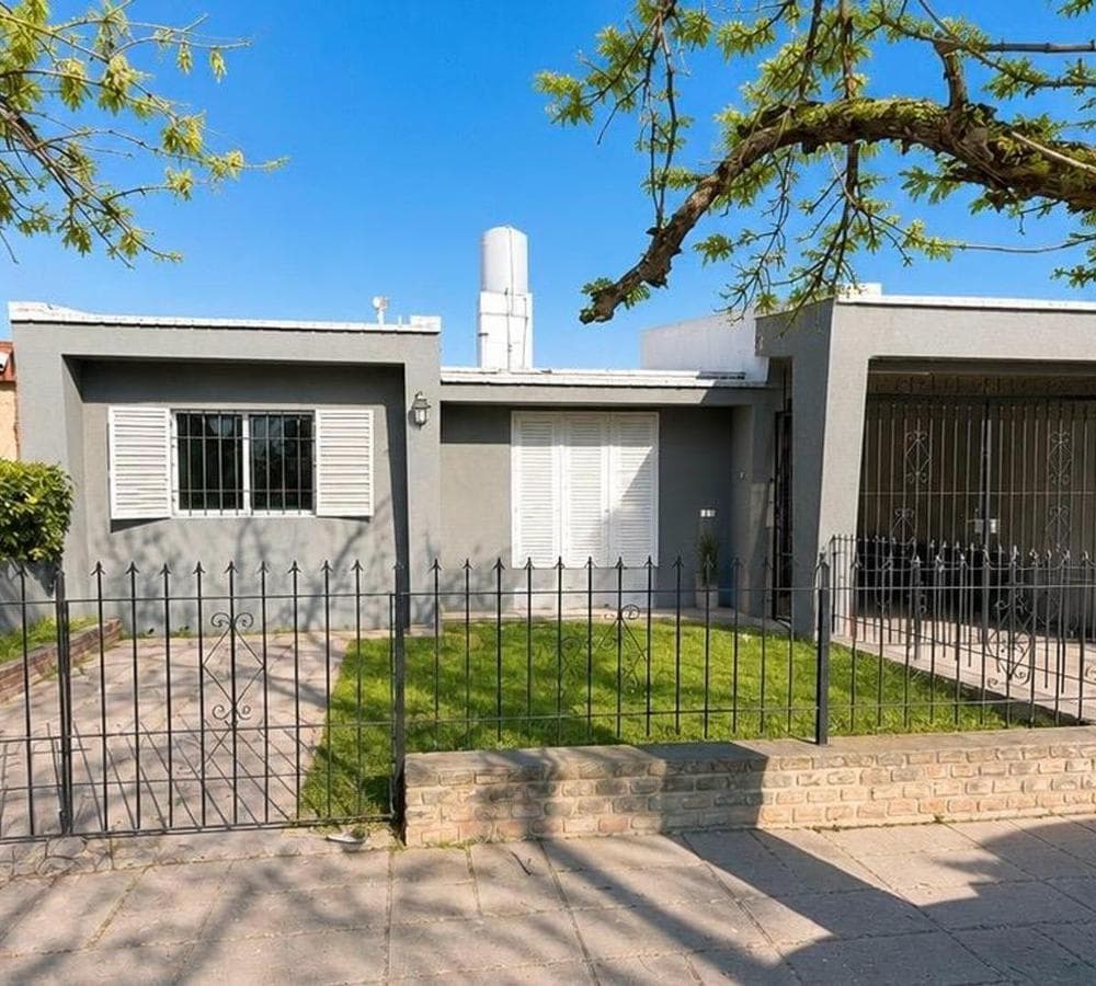 HOUSE FOR RENT - 3 BEDROOMS - YARD - MERCANTIL