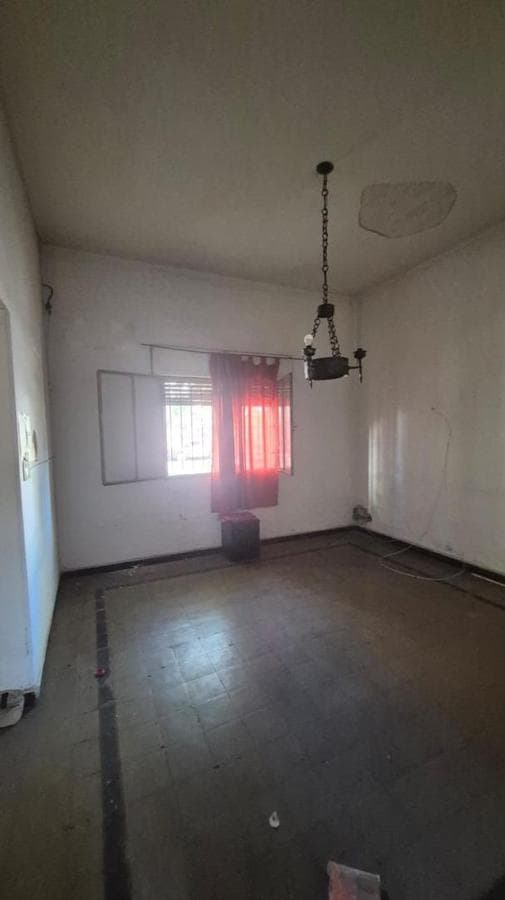 GREAT INVESTMENT! HOUSE IN NEED OF RENOVATION, SAN VICENTE NEIGHBORHOOD