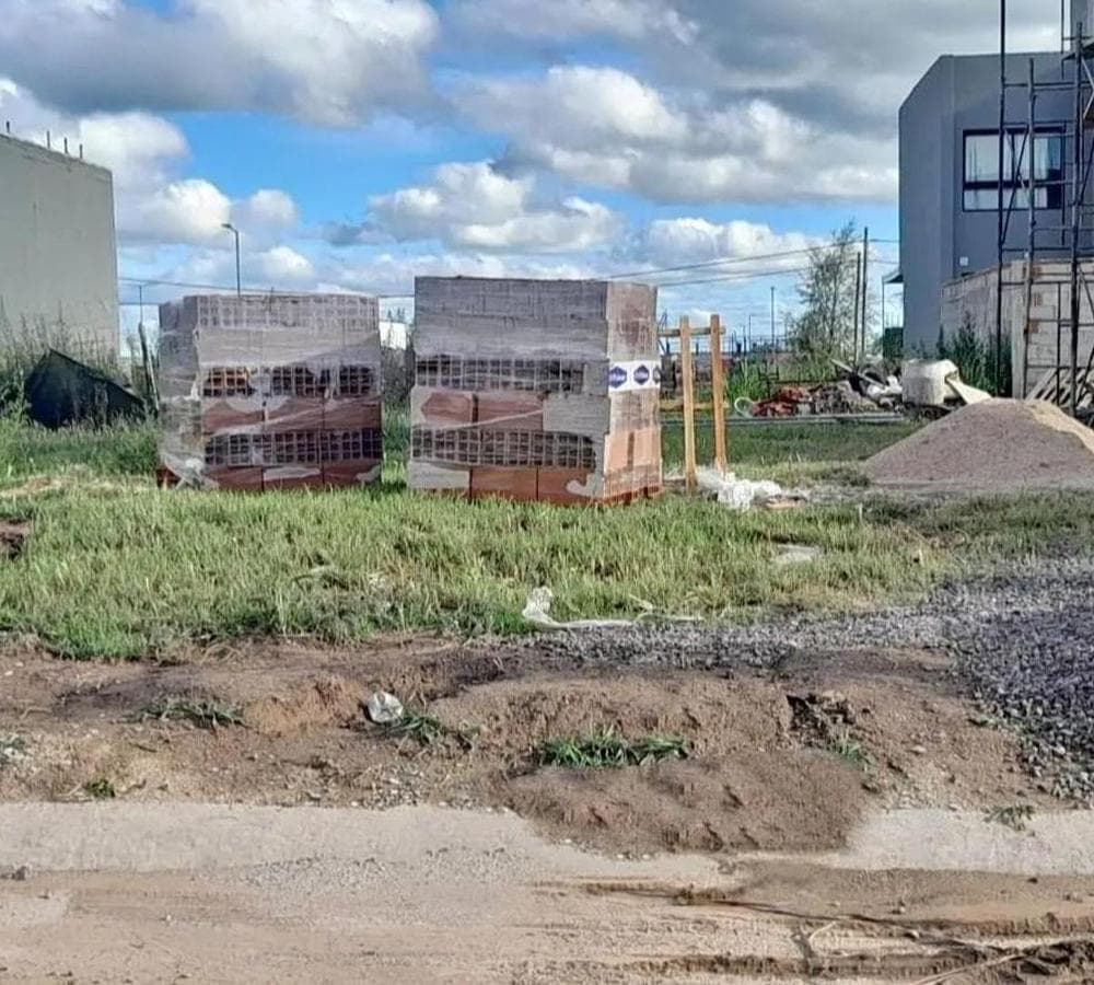 Lot for Sale on Docta Avenue, Block 44, Lot 12—Duplex Apartment