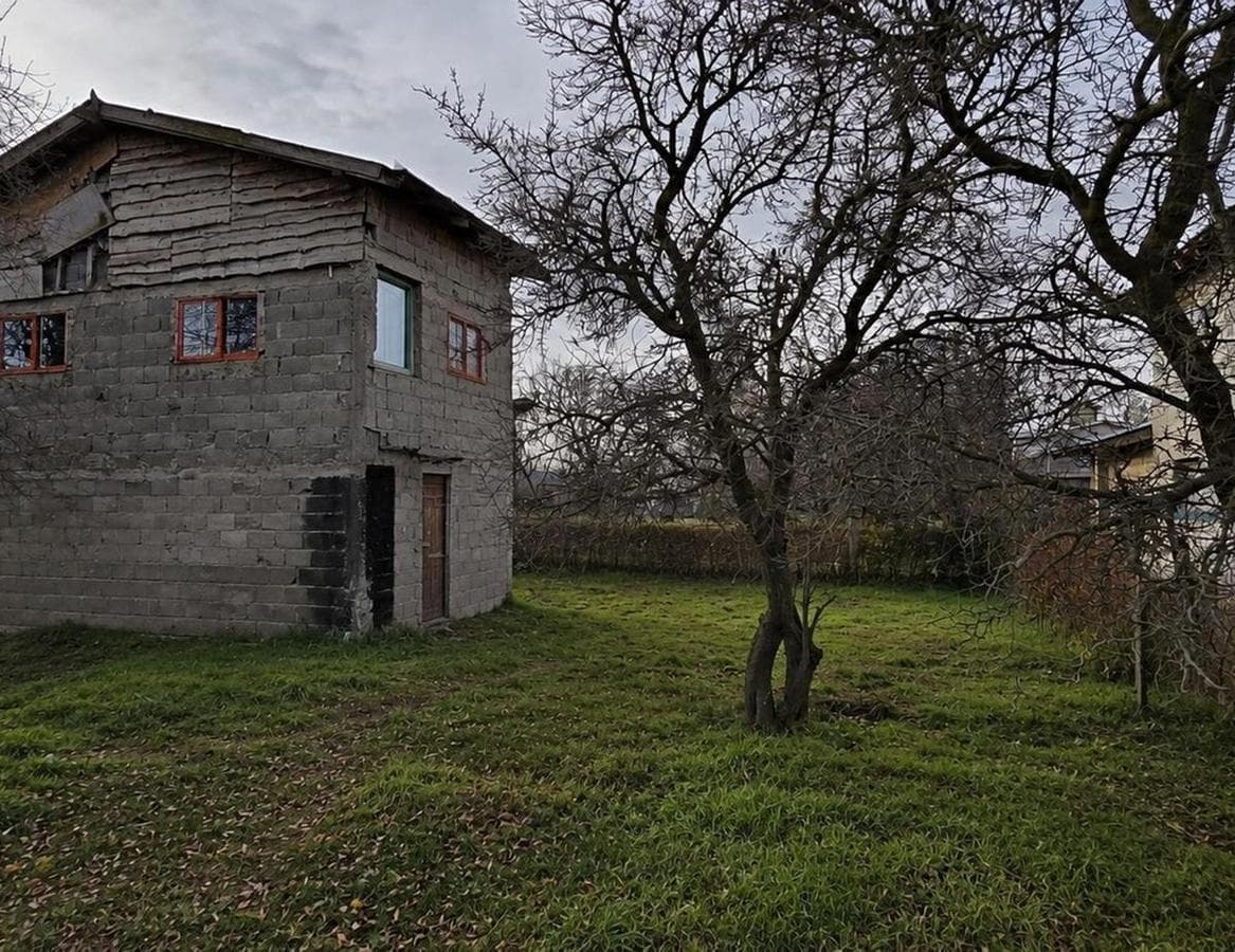 House with spacious lot in an excellent location