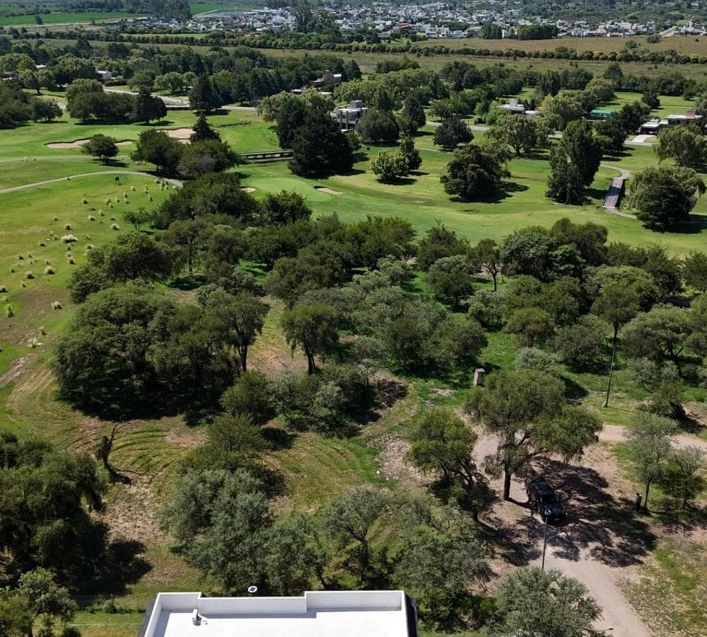 LOT WITH GOLF COURSE IN THE BACKGROUND FOR SALE IN THE VALLE DEL GOLF NEIGHBORHOOD