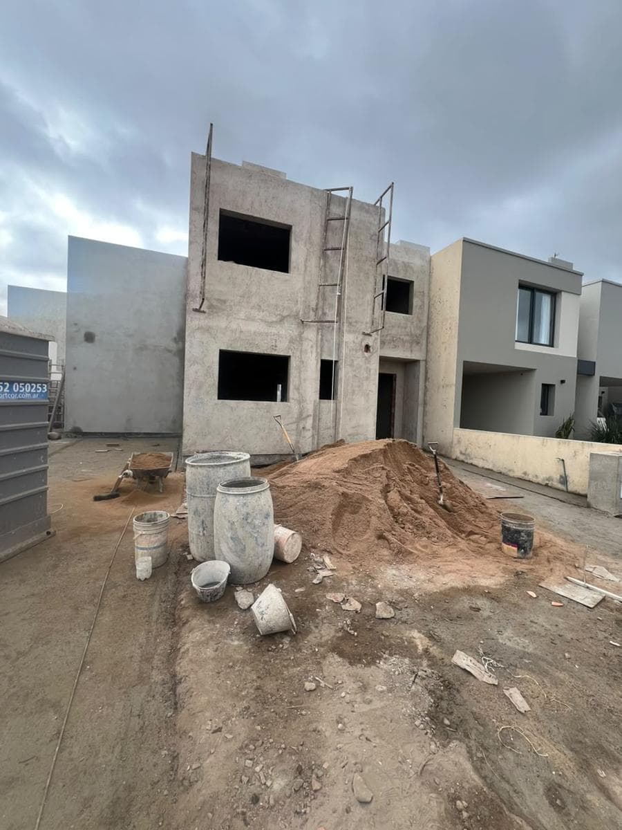 FOR SALE: PROPERTY IN QUEBRADA DE MANANTIALES WITH A 200-SQUARE-METER INDOOR POOL