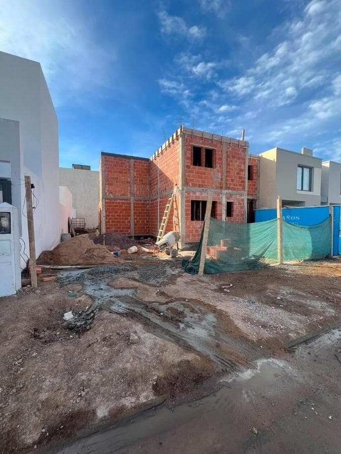FOR SALE: PROPERTY IN QUEBRADA DE MANANTIALES WITH A 200-SQUARE-METER INDOOR POOL