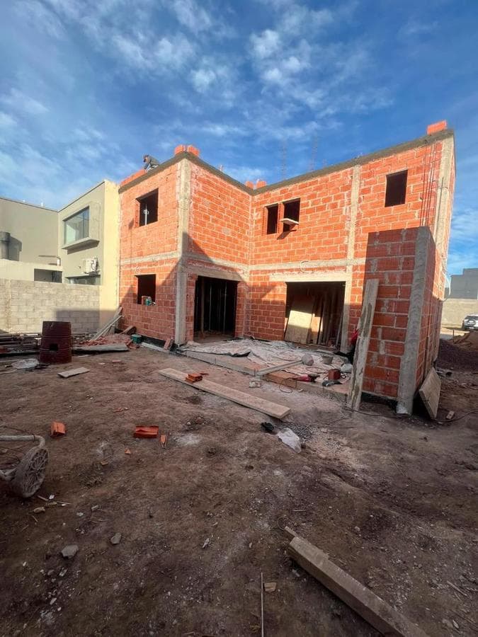 FOR SALE: PROPERTY IN QUEBRADA DE MANANTIALES WITH A 200-SQUARE-METER INDOOR POOL
