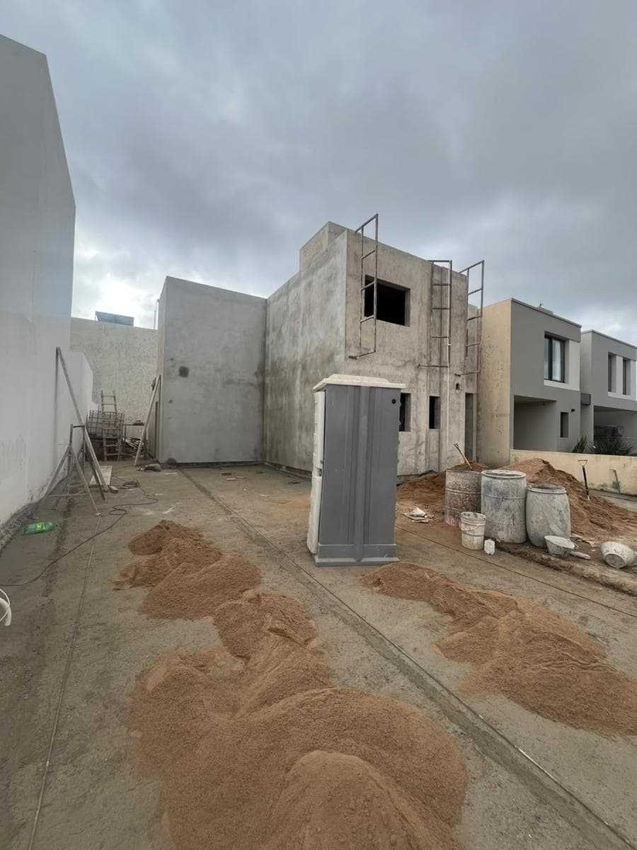 FOR SALE: PROPERTY IN QUEBRADA DE MANANTIALES WITH A 200-SQUARE-METER INDOOR POOL