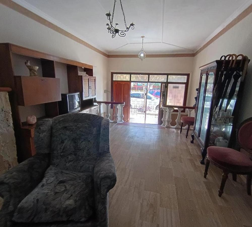 House for sale in the Nuevo Centro Shopping area. Two parking spaces and a patio.