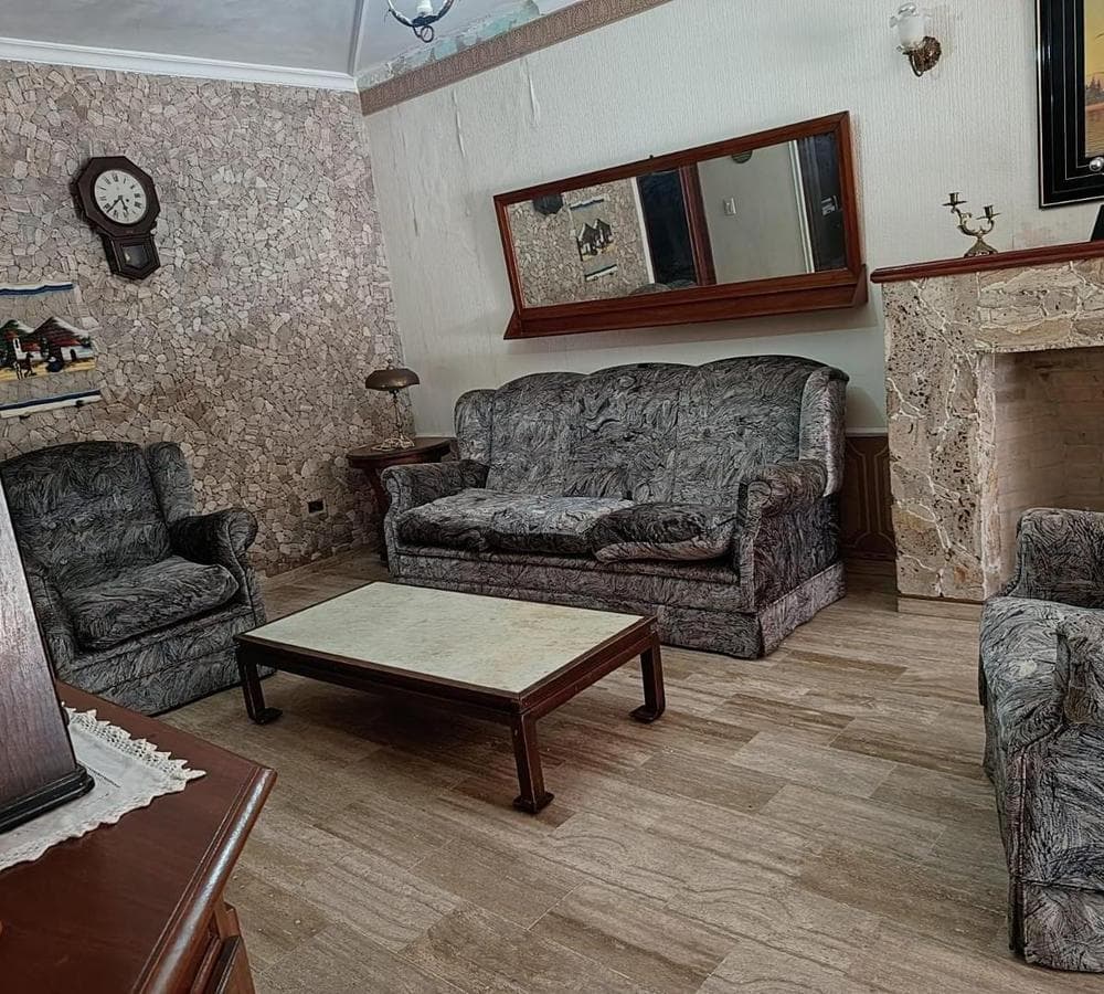 House for sale in the Nuevo Centro Shopping area. Two parking spaces and a patio.
