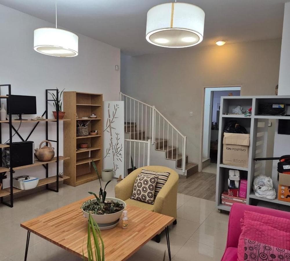 4-BEDROOM HOUSE FOR SALE IN LOS CAROLINOS