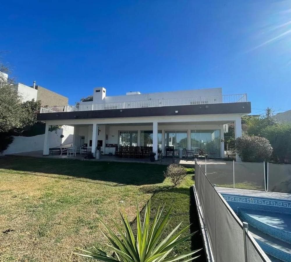 4-BEDROOM HOUSE FOR SALE IN LOS CAROLINOS