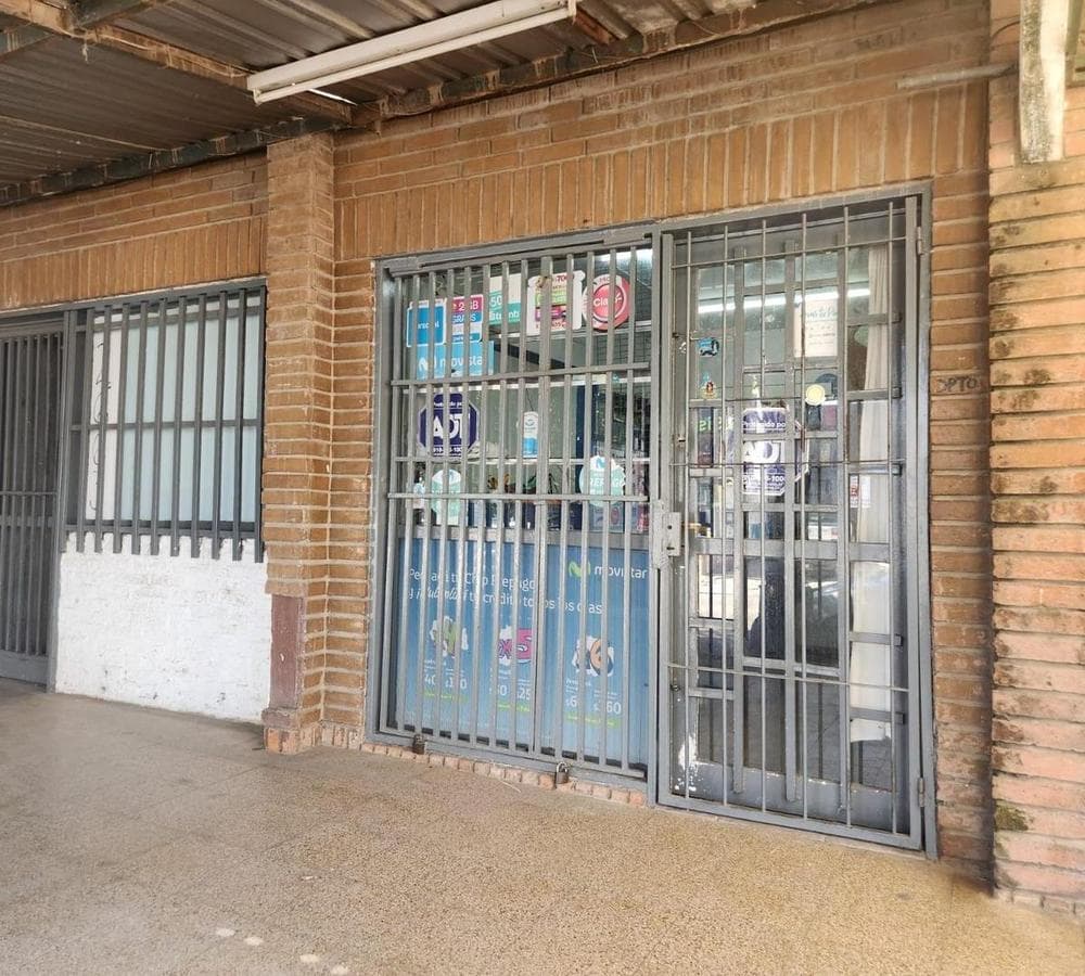 OPPORTUNITY!!! COMMERCIAL SPACES + 3 APARTMENTS FOR SALE