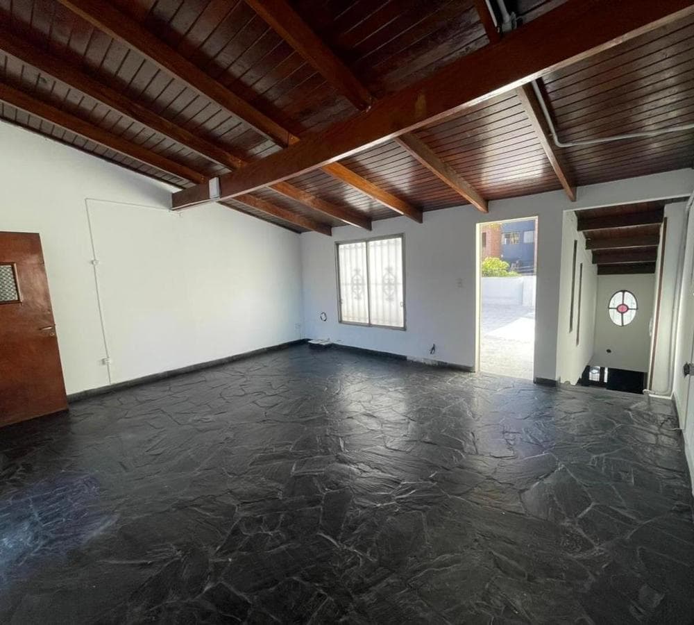 HOUSE FOR RENT FOR COMMERCIAL/PROFESSIONAL USE