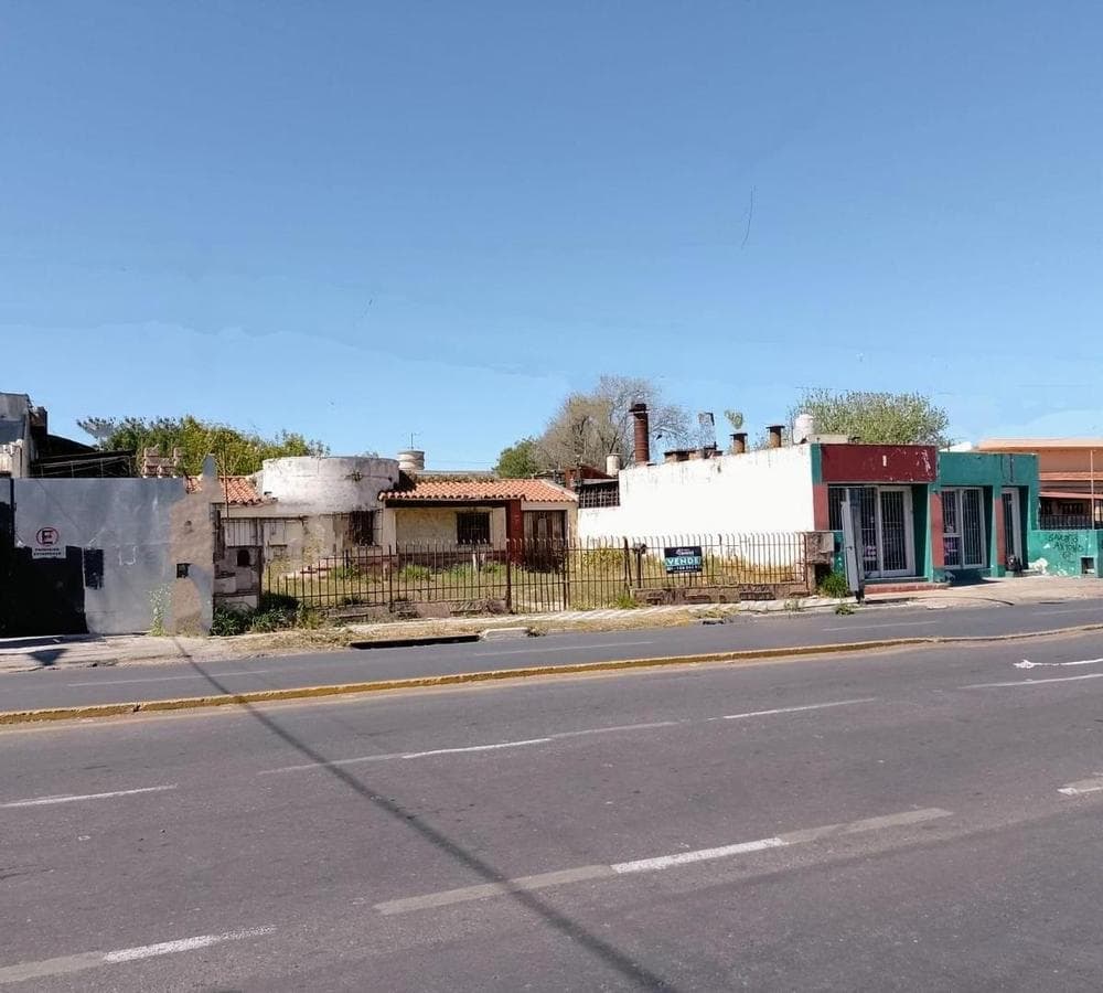 House for renovation on Av. Octavio Pintos, Villa Cabrera neighborhood