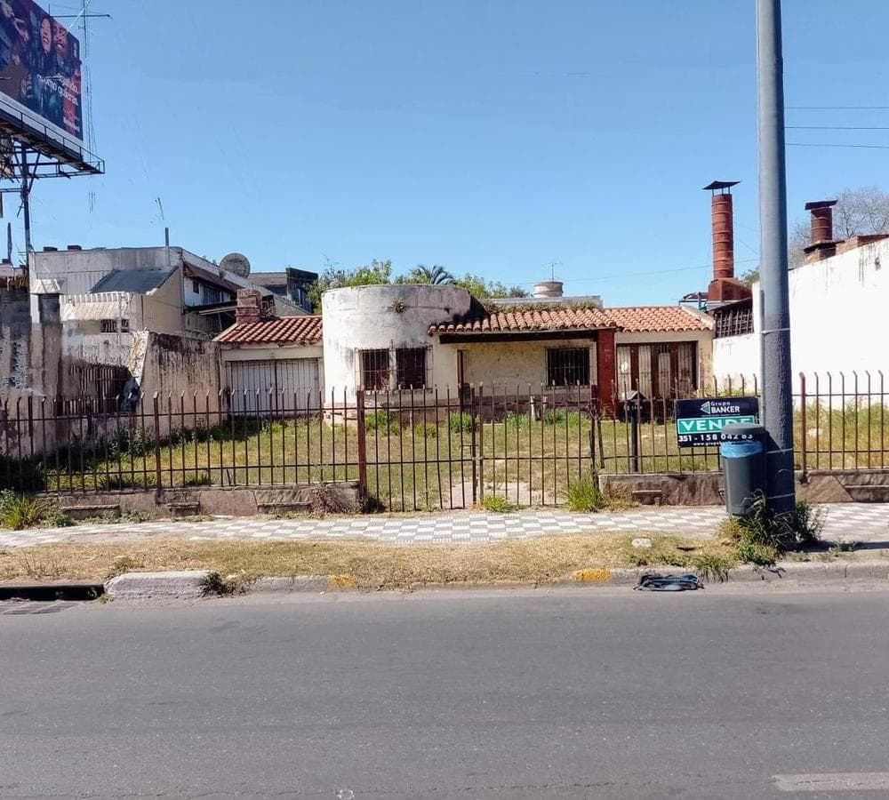 House for renovation on Av. Octavio Pintos, Villa Cabrera neighborhood