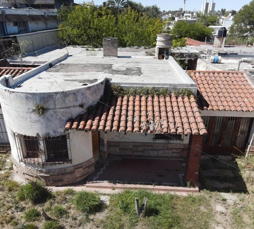 House for renovation on Av. Octavio Pintos, Villa Cabrera neighborhood