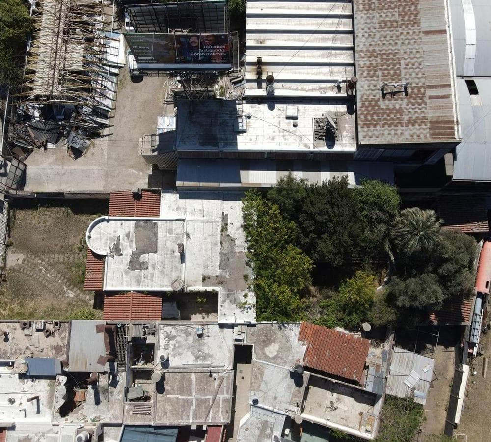 House for renovation on Av. Octavio Pintos, Villa Cabrera neighborhood