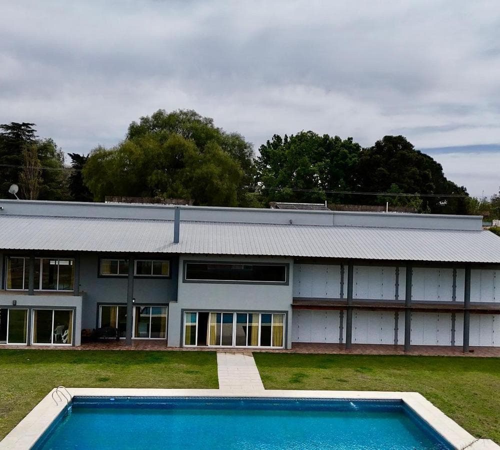 LAKEFRONT HOME 7 BEDROOMS FOR SALE IN VILLA CARLOS PAZ