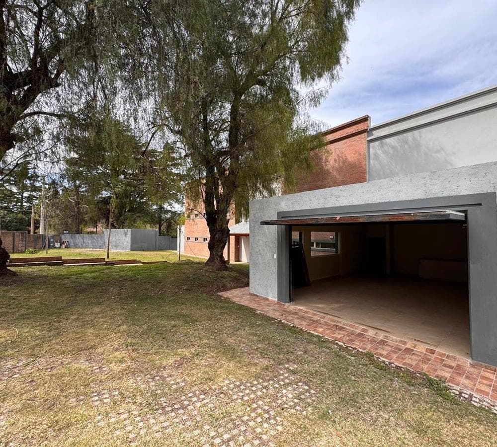 LAKEFRONT HOME 7 BEDROOMS FOR SALE IN VILLA CARLOS PAZ