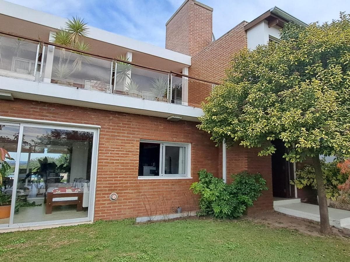 GATED COMMUNITY - CATEGORY 3 HOUSE WITH 3 BEDROOMS AND A SWIMMING POOL - VILLA ALLENDE