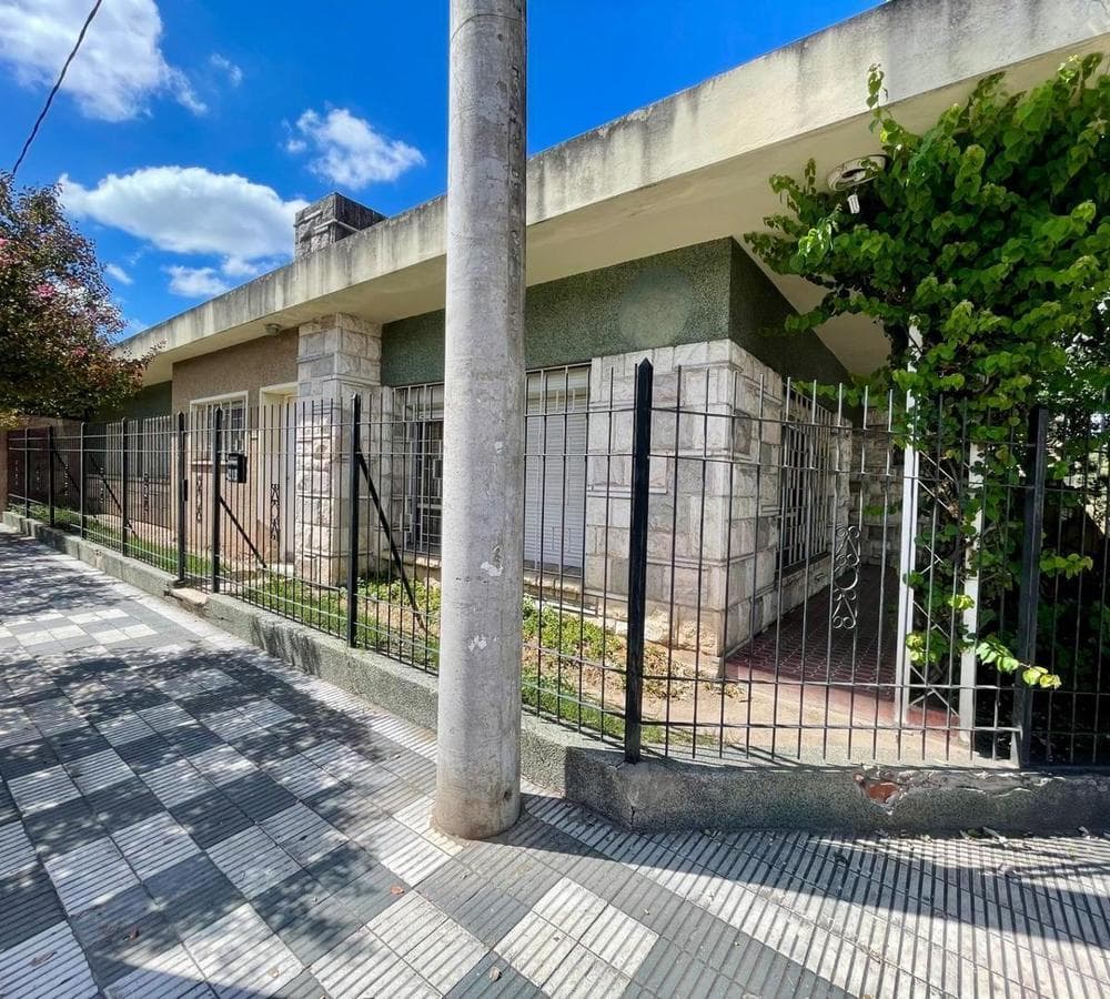 Corner House + Lot for Sale | Av. Patria – Pueyrredón Neighborhood