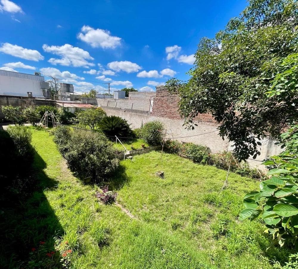 Corner House + Lot for Sale | Av. Patria – Pueyrredón Neighborhood