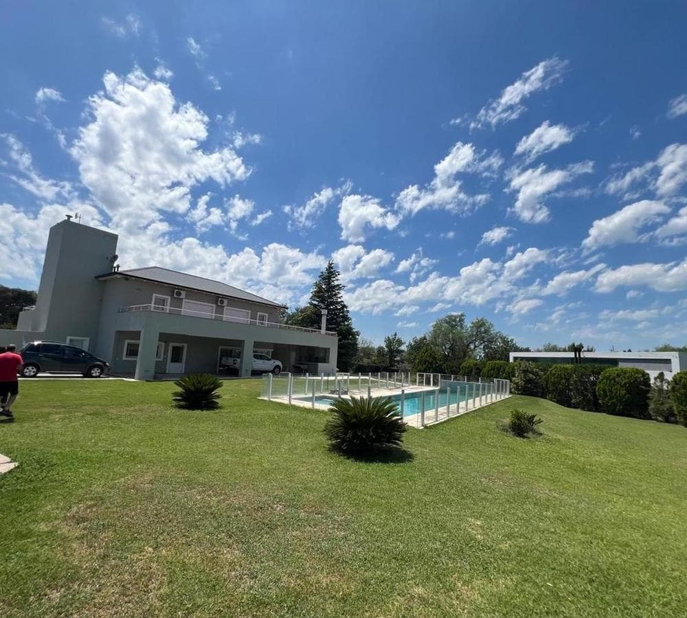 HOUSE FOR SALE IN CAUSANA COUNTRY CLUB