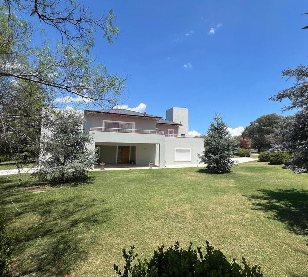 HOUSE FOR SALE IN CAUSANA COUNTRY CLUB