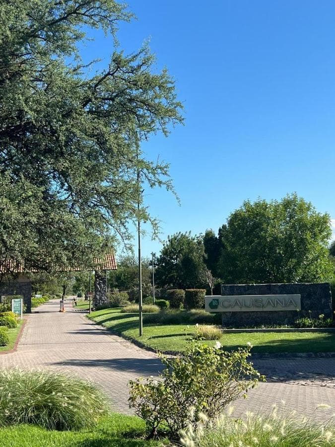 HOUSE FOR SALE IN CAUSANA COUNTRY CLUB