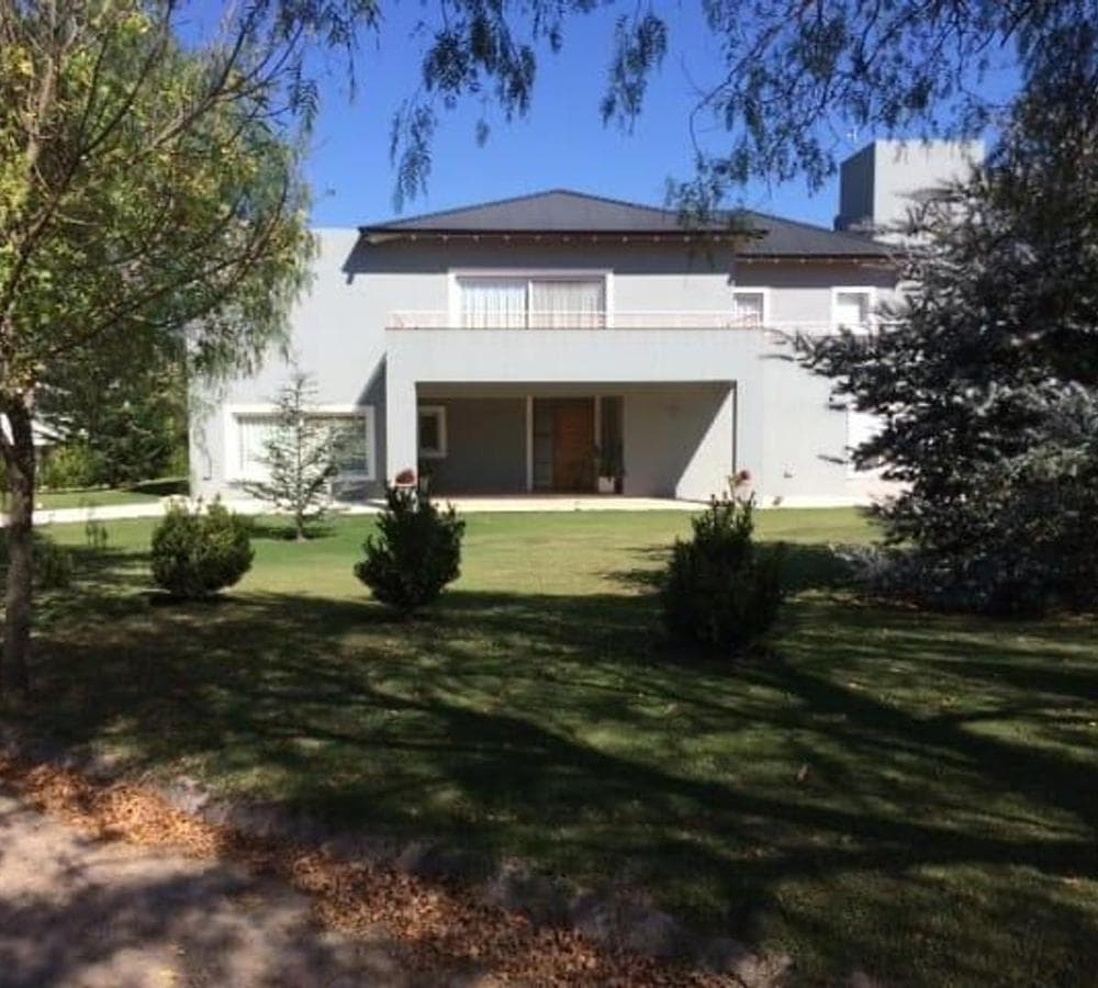 HOUSE FOR SALE IN CAUSANA COUNTRY CLUB