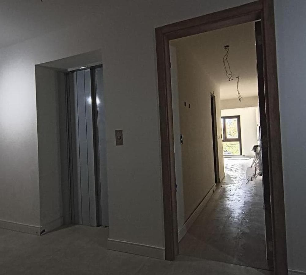 Studio apartment facing the street | No balcony