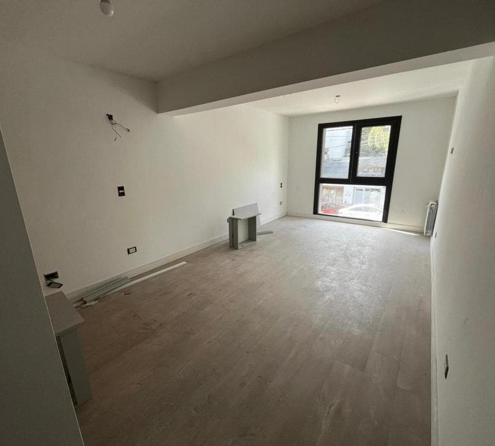 Studio apartment facing the street | No balcony