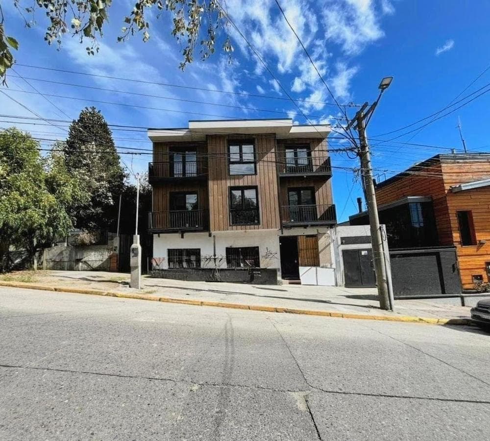 Studio apartment facing the street | No balcony