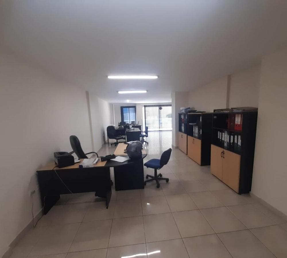 EXECUTIVE OFFICE JUST A FEW METERS FROM PLAZA COLON