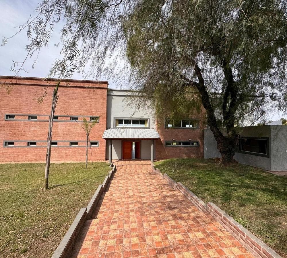 LAKEFRONT HOME 7 BEDROOMS FOR SALE IN VILLA CARLOS PAZ