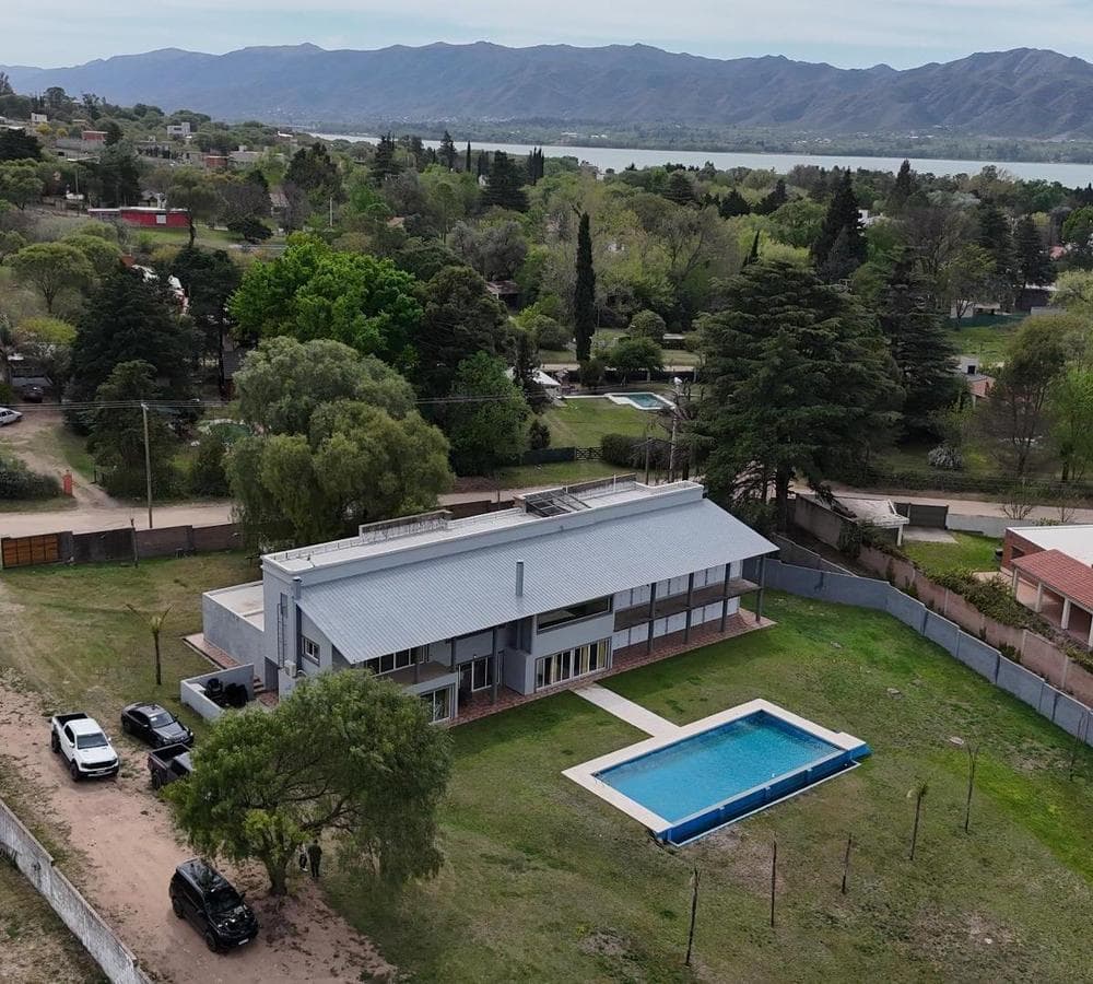 LAKEFRONT HOME 7 BEDROOMS FOR SALE IN VILLA CARLOS PAZ