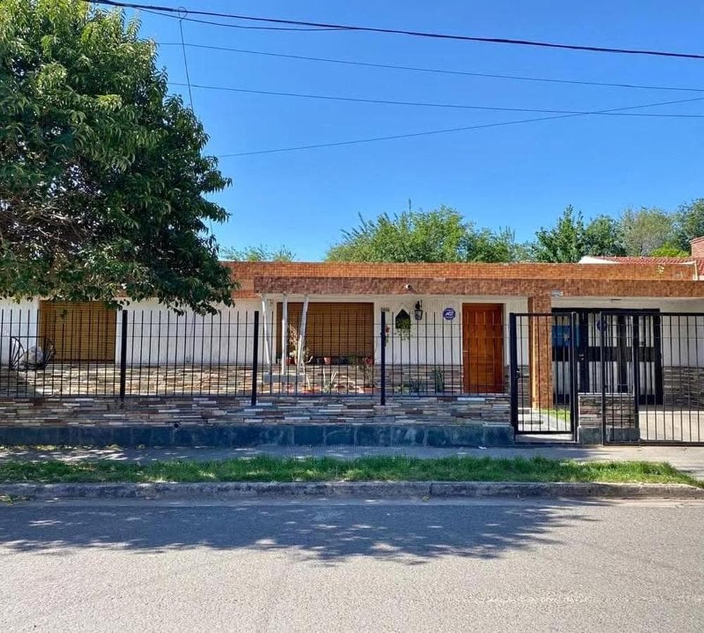 SPACIOUS HOUSE FOR SALE IN LOS ROBLES