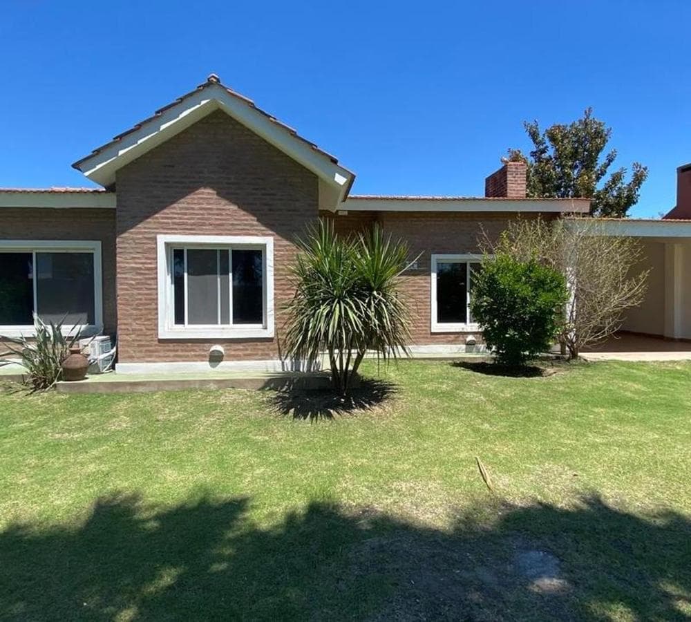 HOUSE FOR SALE IN THE SAN ISIDRO NEIGHBORHOOD—3 BEDROOMS, ELIGIBLE FOR A LOAN