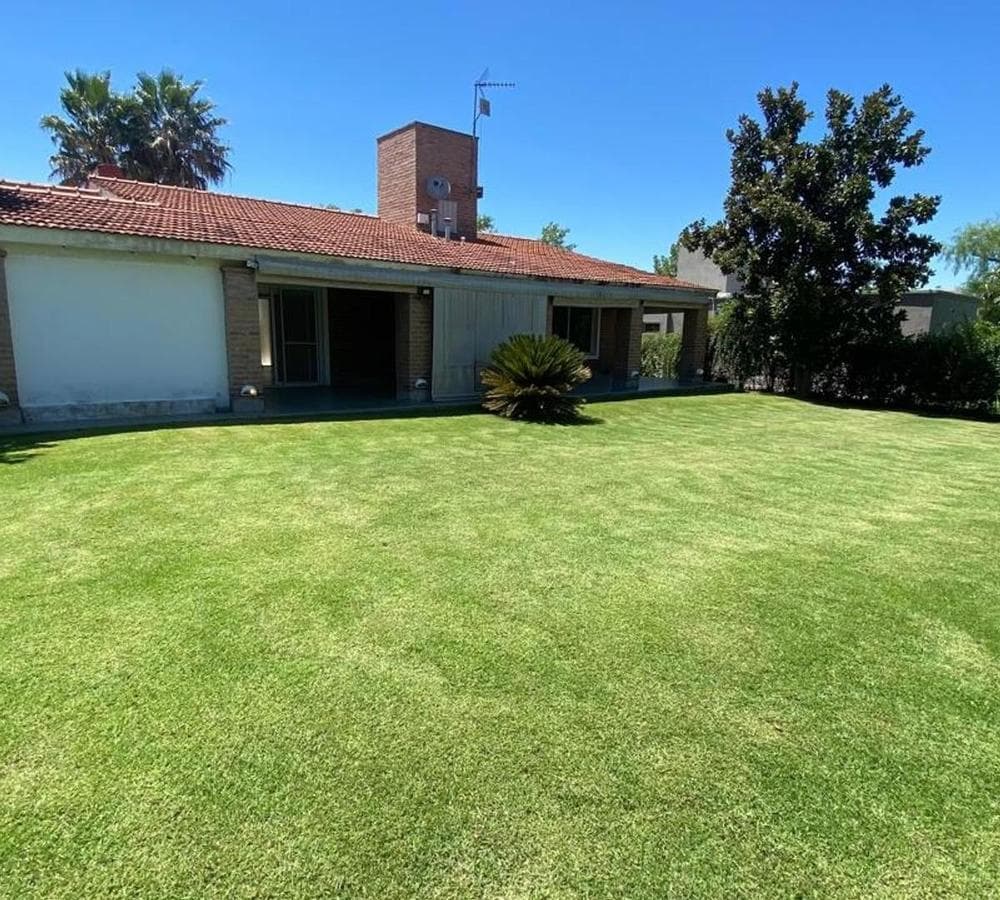 HOUSE FOR SALE IN THE SAN ISIDRO NEIGHBORHOOD—3 BEDROOMS, ELIGIBLE FOR A LOAN