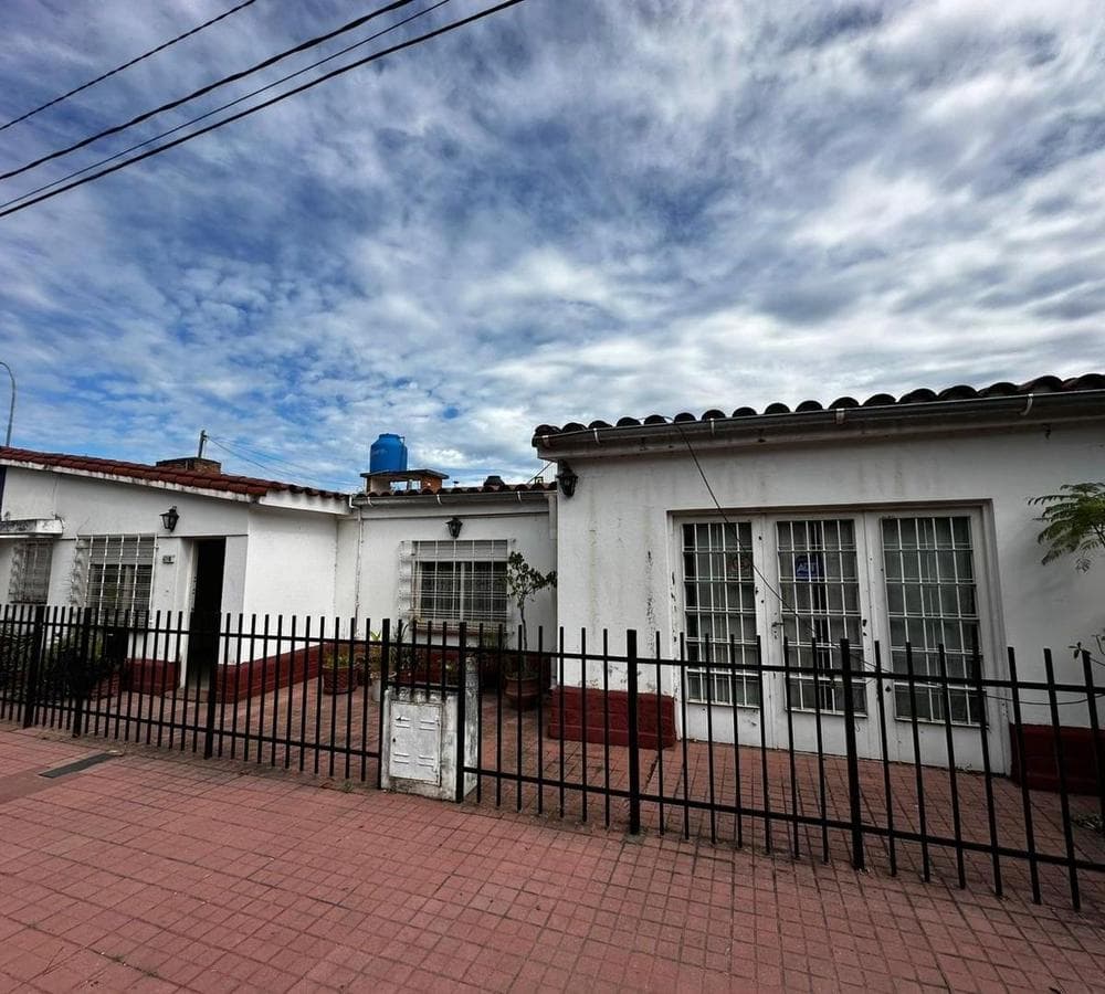 SPACIOUS 2-BEDROOM HOUSE JUST A FEW METERS FROM AV. CORDILLERA