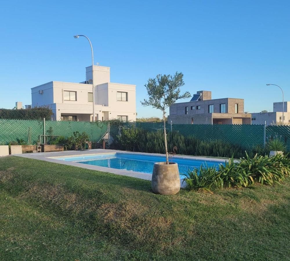 Excellent HOUSE for SALE: 3 bedrooms, 3 bathrooms, pool, barbecue area