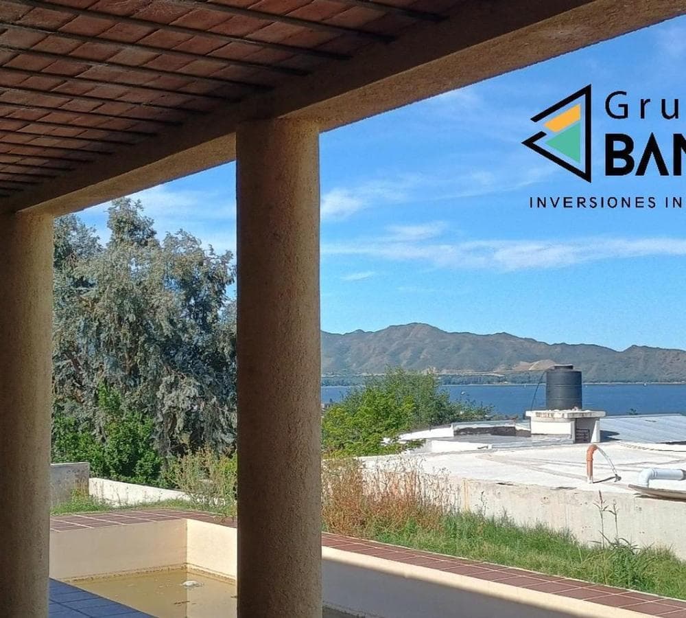 HOUSE IN VILLA DEL LAGO
