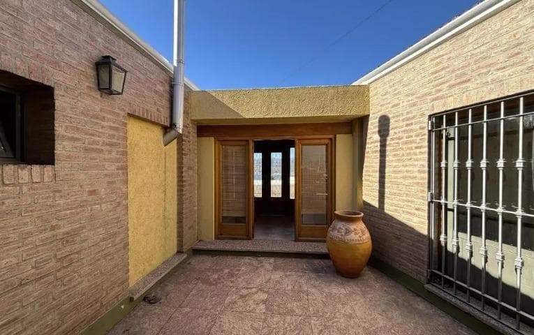 HOUSE IN VILLA DEL LAGO