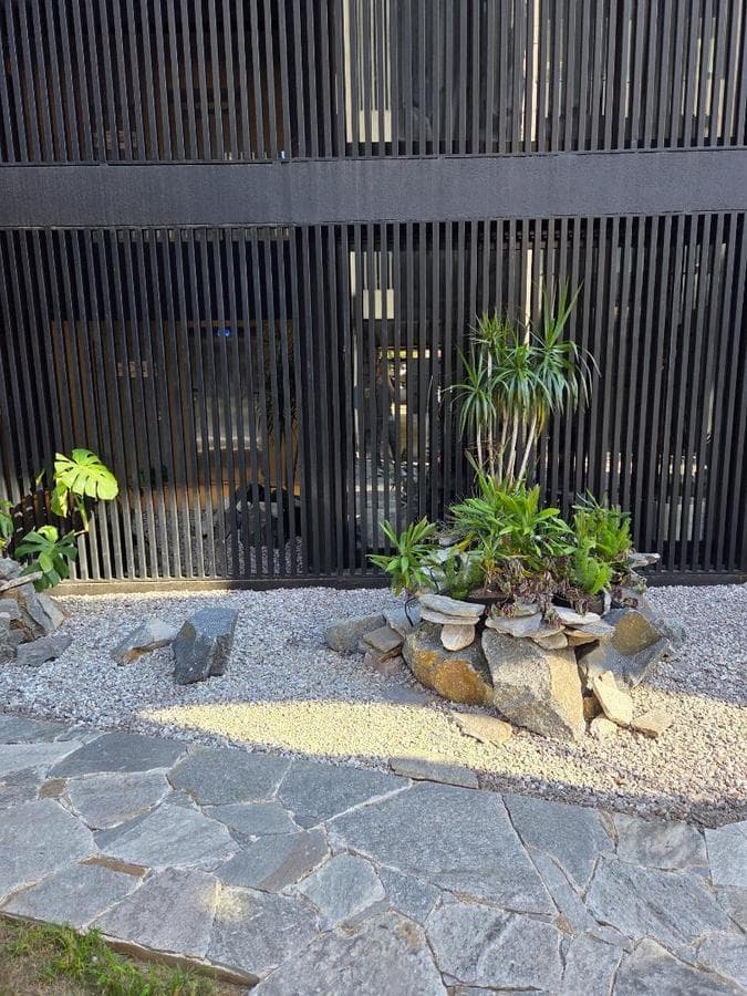 2-BEDROOM APARTMENT WITH GARAGE IN THE JARDIN NEIGHBORHOOD