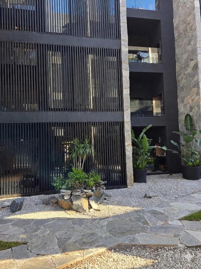 1-BEDROOM APARTMENT IN THE JARDIN NEIGHBORHOOD