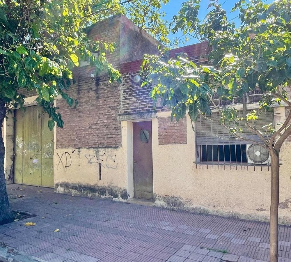 2 rentable, expandable warehouses with parking spaces—Ideal investment